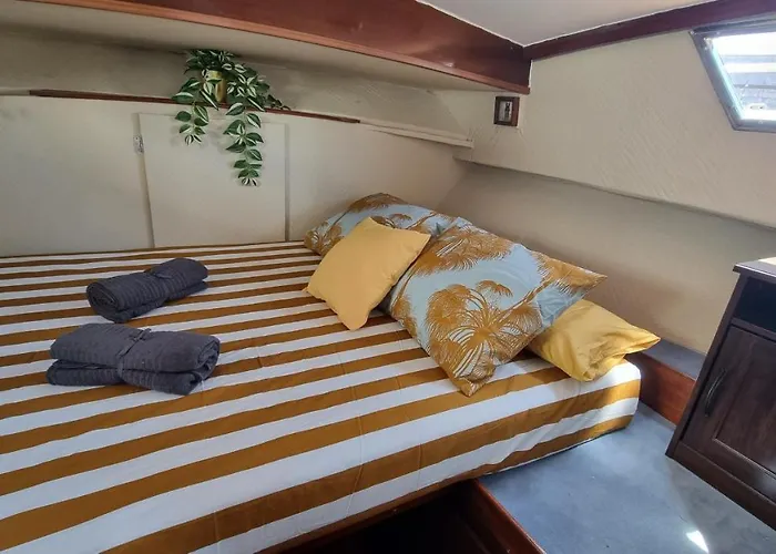 Charming Boat House In Barcelona With Big Terrace And Solarium